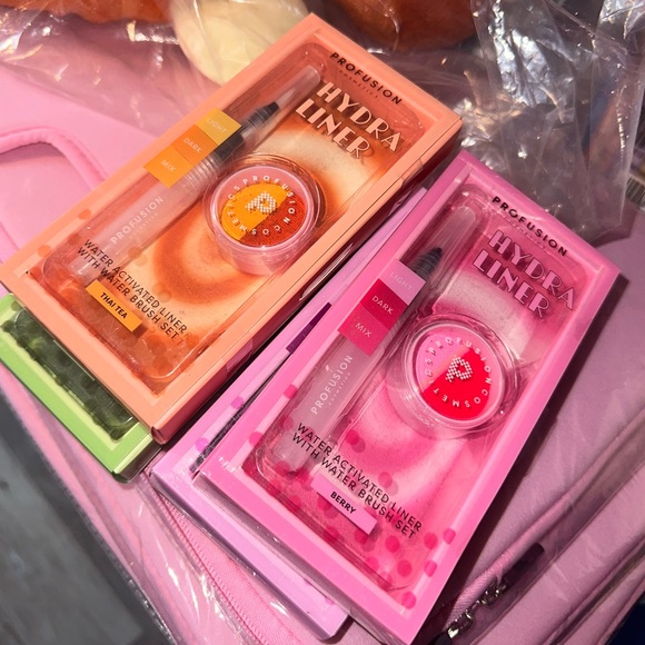 Water activated eyeliner - Picture 2 of 3